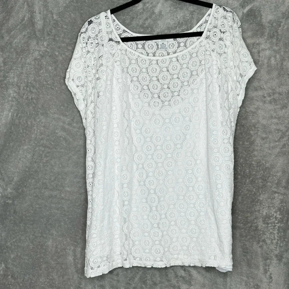 Liz Claiborne 4X Short Top White Geometric Short Sleeve Scoop Neck Lace Over